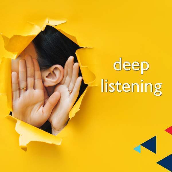 Deep Listening วลีนี้ไม่ได้สื่อถึงการฟังอย่างใกล้ชิด ระยะด้านในลึกๆ ใกล้ตัวผู้พูด อย่างความหมายตามตัวอักษร