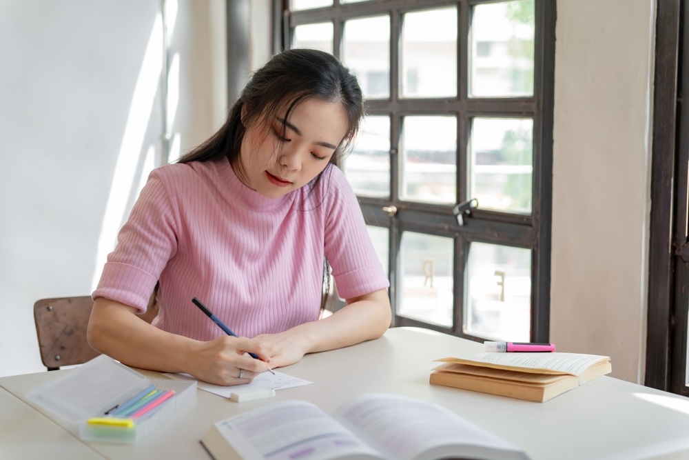 ผู้หญิงกำลังศึกษาตัวอย่างคำตอบ Writing IELTS