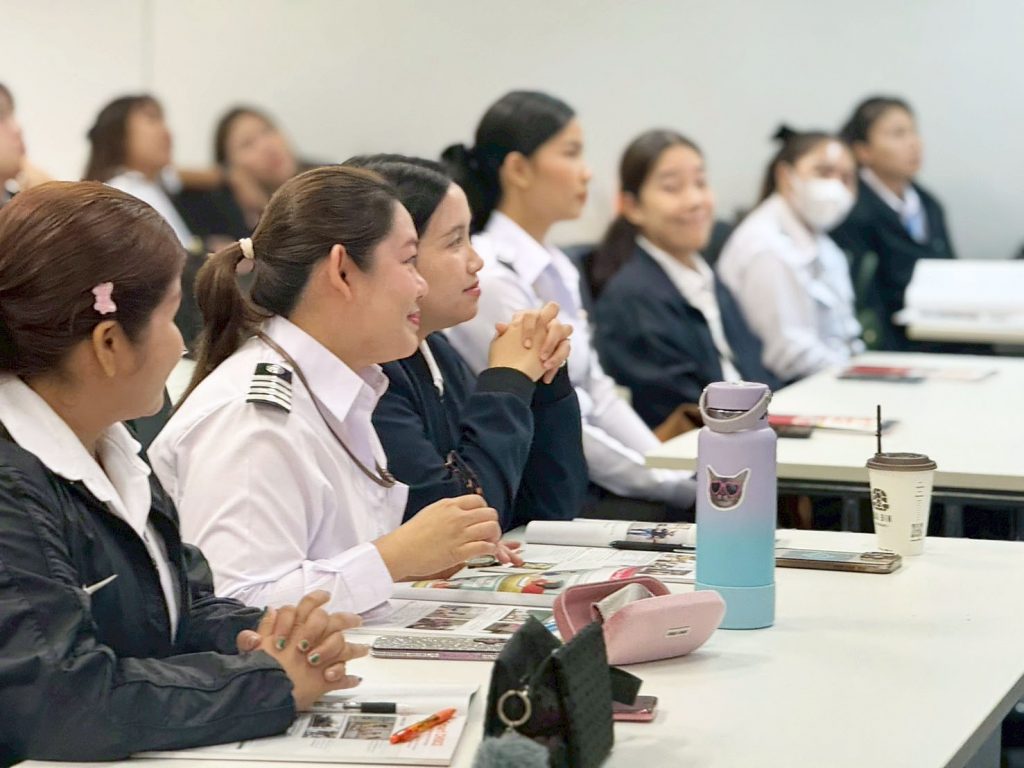 AUA จับมือ AOT เปิดหลักสูตรอบรมภาษาอังกฤษสำหรับพนักงาน ยกระดับบริการด่านหน้าท่าอากาศยานสุวรรณภูมิ