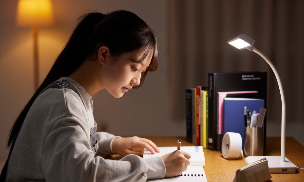 นักเรียนม.ปลายกำลังฝึกฝนเพื่อแต่งบทกวีภาษาอังกฤษ